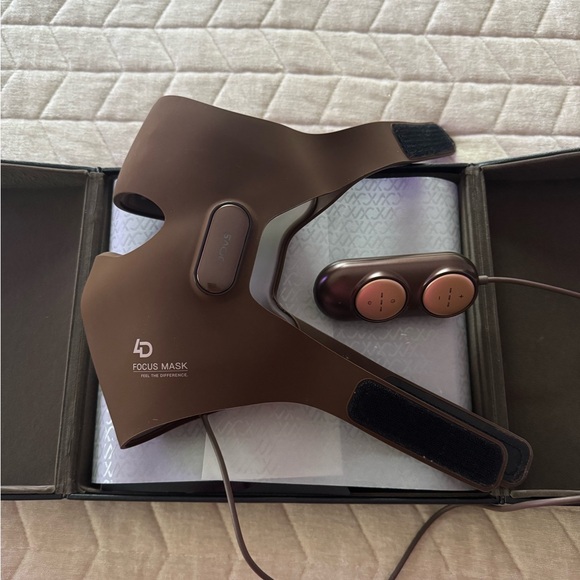 New JOVS 4D Red Light Laser Mask with Accessories - Picture 4 of 5